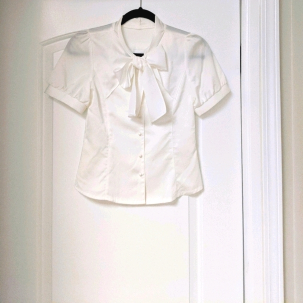 Pretty White Blouse with a Bow front, sz XS